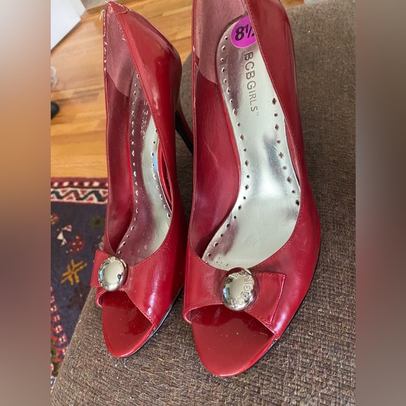 BCBGIRLS w8 1/2 Red high heels. Silver hardware on front.VINTAGE. - Picture 9 of 10
